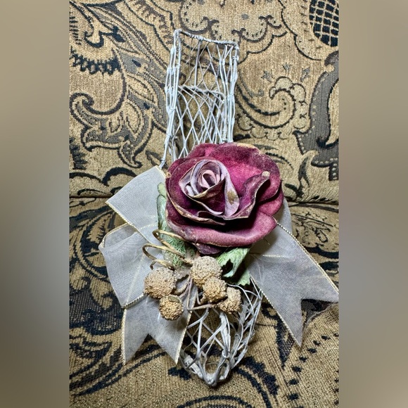 Chicken Wire Shoe with Roses - Picture 6 of 12